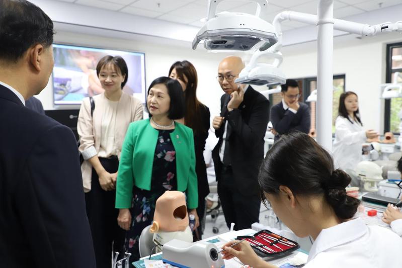 香港东华学院、南博集团一行到我...