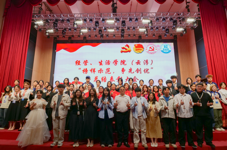 榜样示范立标杆 争先创优正青春...