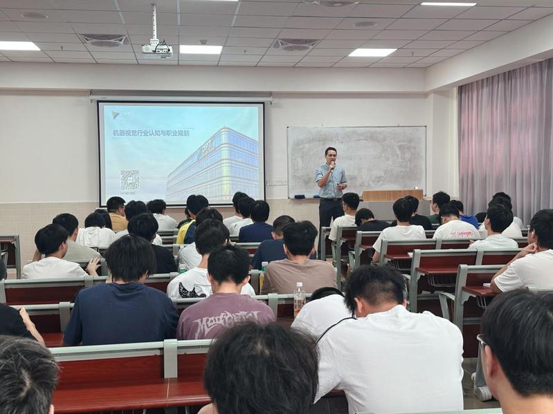 企业专家走进校园，引领学子规划...