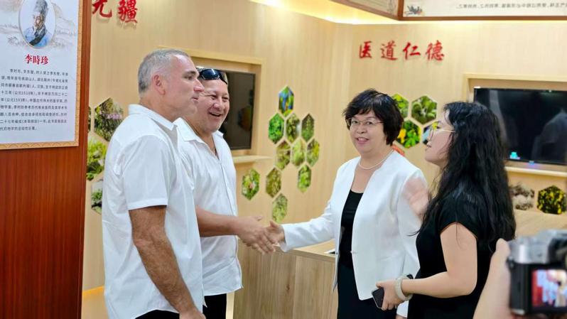 新西兰北方理工学院参观我校中药...