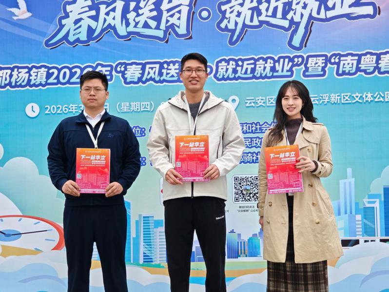 深入招聘会现场走访 开拓毕业生...